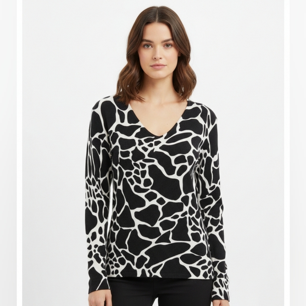 Black and White Giraffe Pattern Sweater L